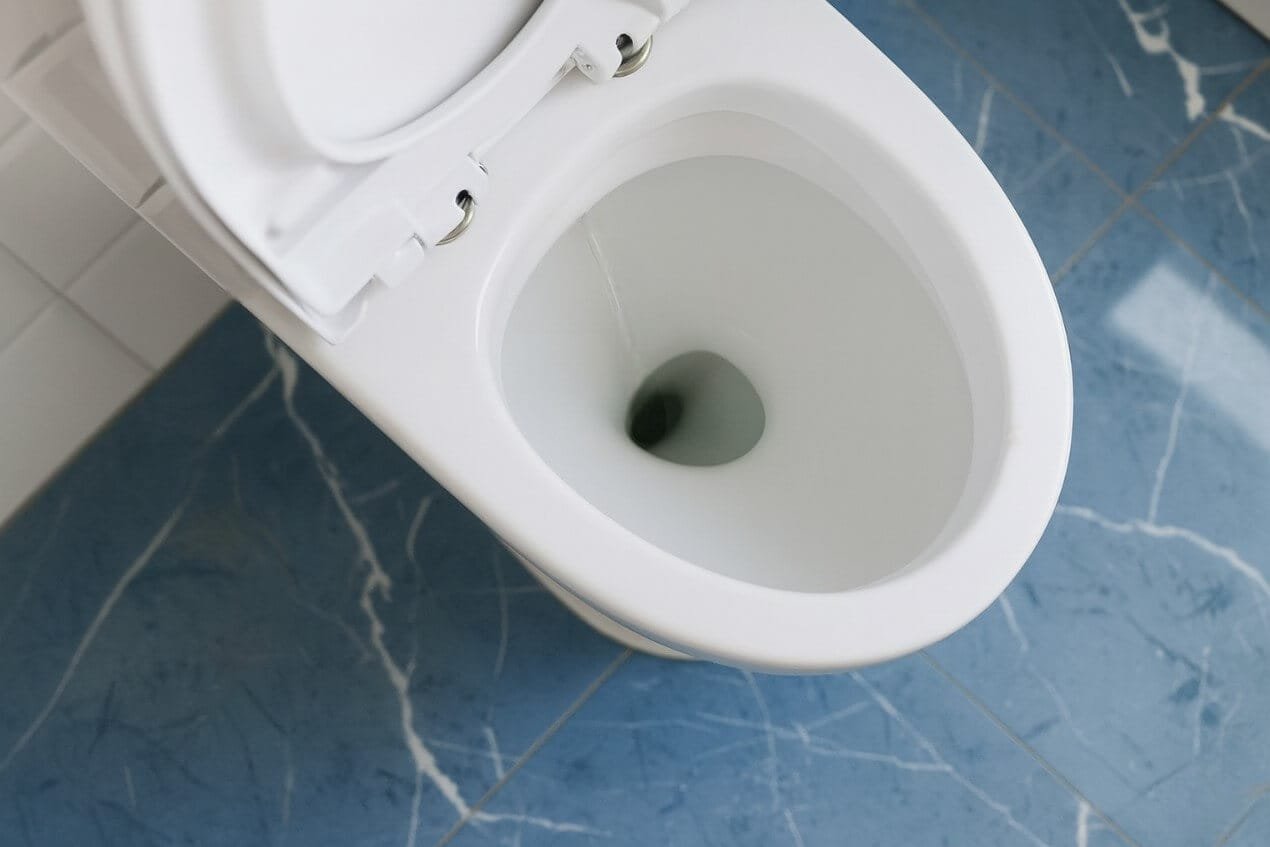 cisterna pierde agua en un cuarto de baño