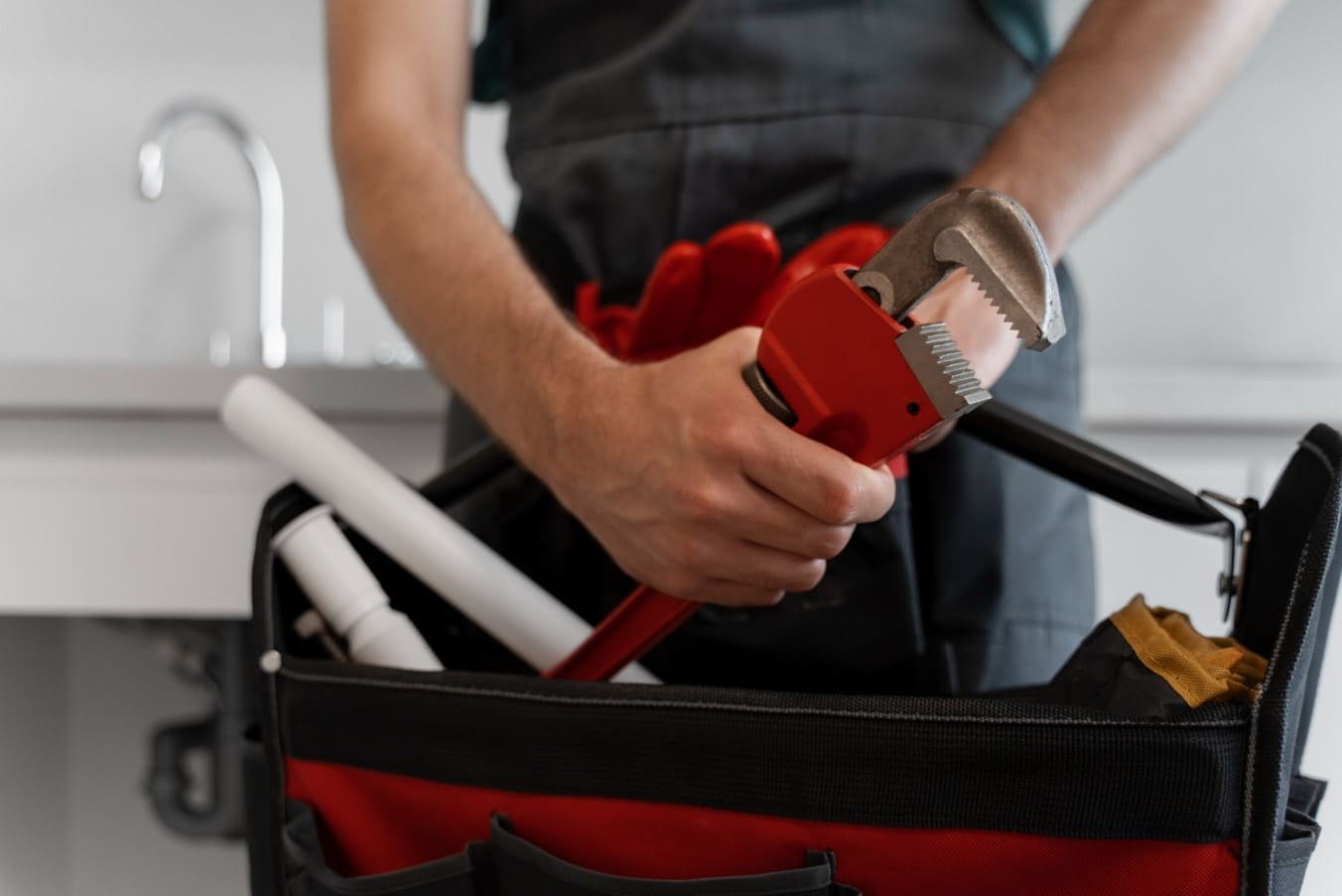 Profesional realizando servicios de fontanería en Murcia